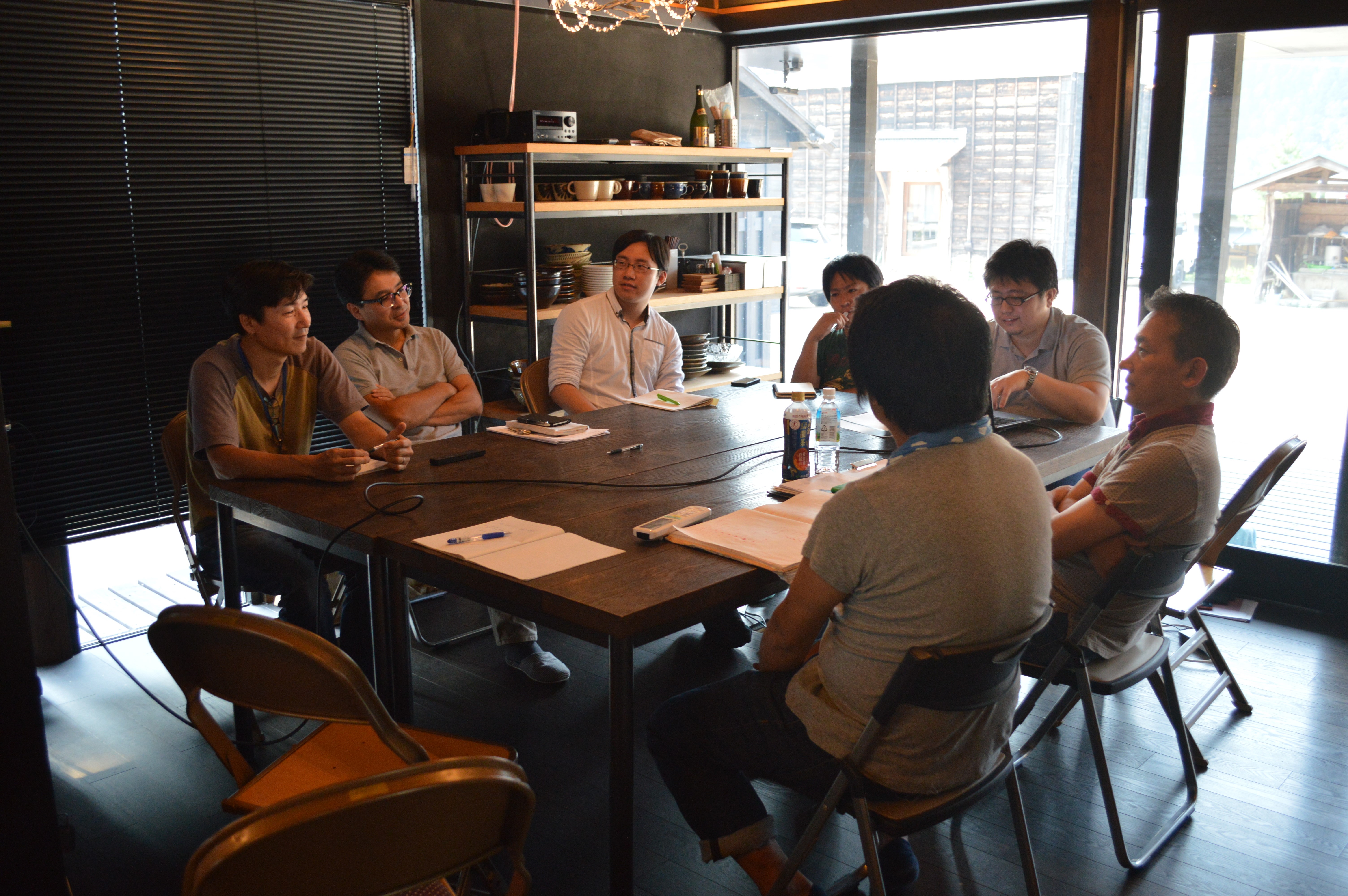 全体ミーティングには、東京のメンバーもテレビ会議で参加します。